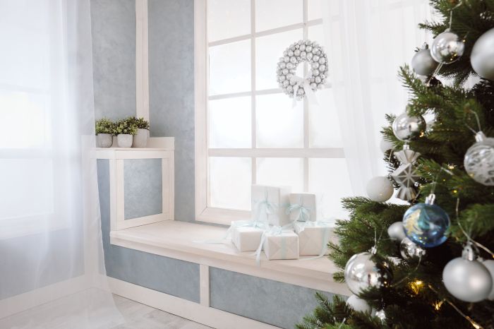 How to decorate living room window for christmas