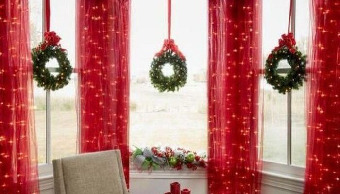 How to decorate living room window for christmas