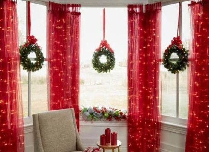 How to decorate living room window for christmas